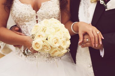 Güzel gelin ve damat ile buket düğün gününde elele