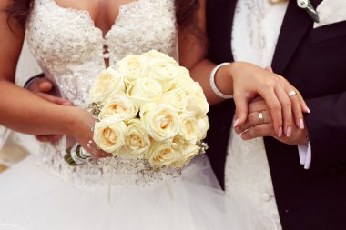 Güzel gelin ve damat ile buket düğün gününde elele