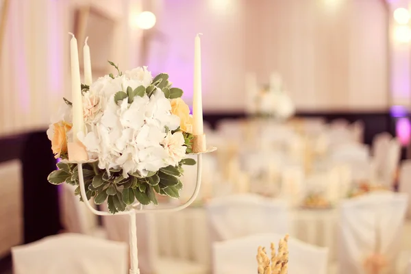 Vacker bukett av blommor dekoration på Bröllops bord — Stockfoto