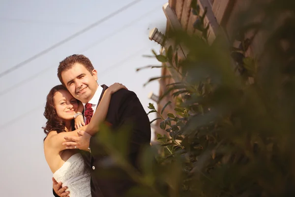 Belle mariée et marié célébrant leur jour de mariage en ville — Photo