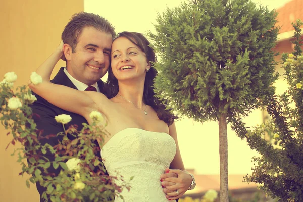 Hermosos novios celebrando el día de su boda en la ciudad —  Fotos de Stock