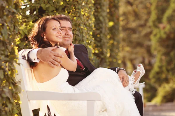 Beautiful bride and groom celebrating their wedding day in city — Stock Photo, Image