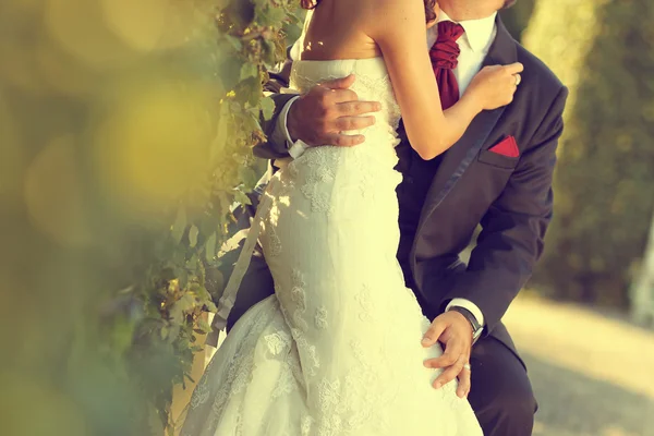 Krásná nevěsta a ženich slaví svůj svatební den v městě — Stock fotografie