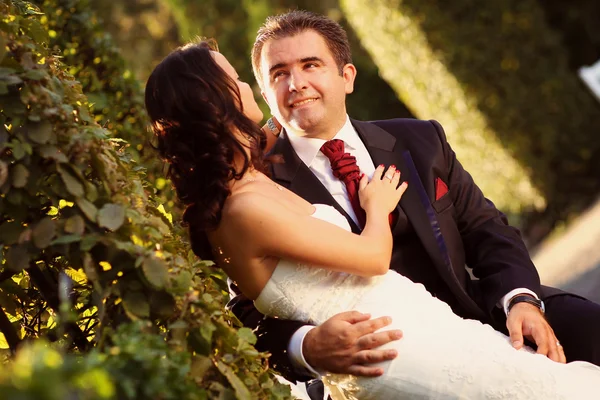 Bela noiva e noivo celebrando seu dia de casamento na cidade — Fotografia de Stock