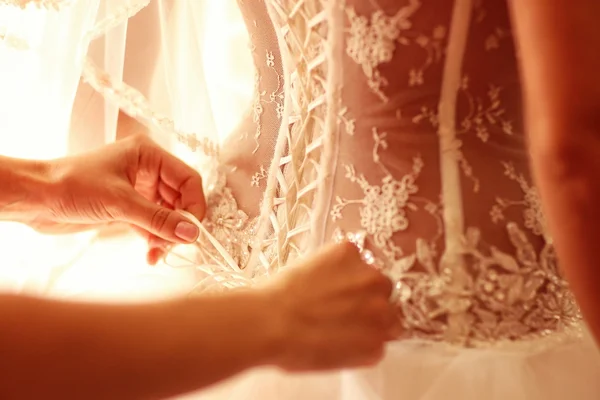 Braut bei der Hochzeitsvorbereitung geholfen — Stockfoto