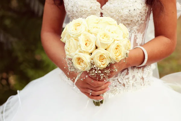 Bela noiva segurando um lindo buquê no dia do casamento — Fotografia de Stock