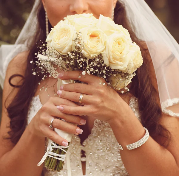 Belle mariée tenant un magnifique bouquet le jour du mariage — Photo
