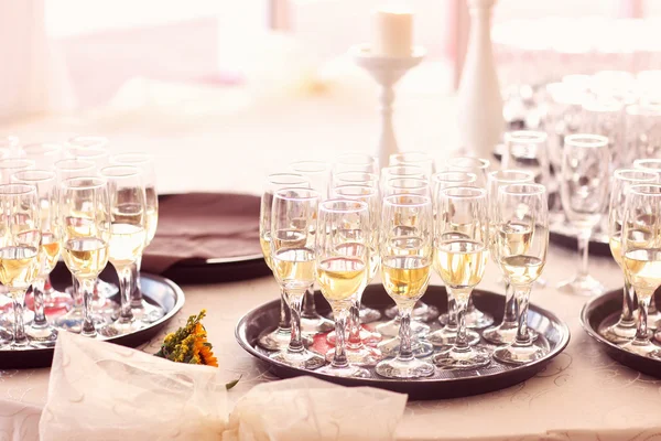 Muitos copos de champanhe na bandeja na recepção de casamento — Fotografia de Stock