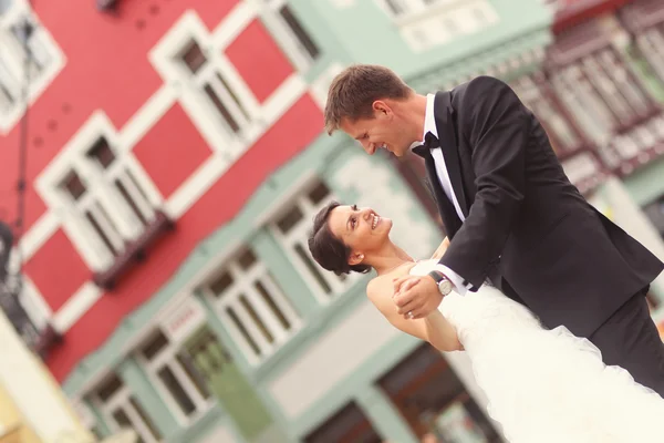 Beautiful bride and groom dancing — Stock Photo, Image