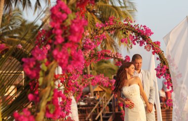 Güzel gelin ve damat tropic ada Maldivler üzerinde evleniyor