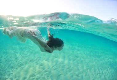 Maldiv Adaları yakınındaki okyanusta dalış elbiseli güzel genç kadın