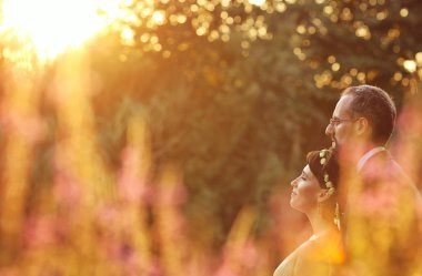 Güzel gelin ve damat kucaklayan ve alanında öpüşme