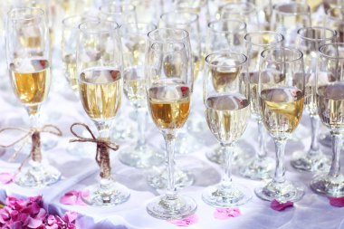 Düğün resepsiyonunda şampanya ile dolu birçok camlar