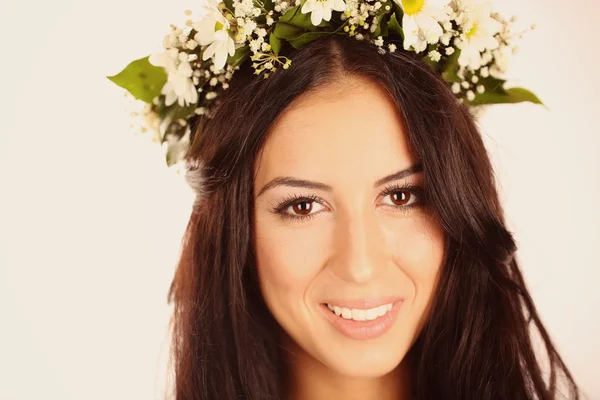 Красивые молодые женщины с красивыми цветами капеллы на изолированном фоне — стоковое фото