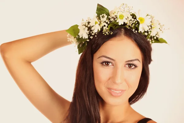 Vackra unga kvinnor med vackra halsband blommor på isolerade bakgrund — Stockfoto