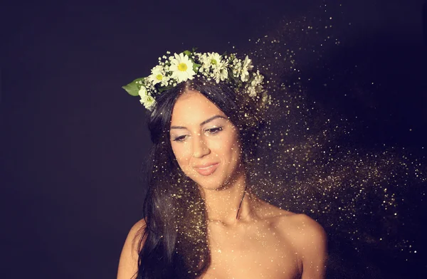 Vackra unga kvinnor med vackra halsband blommor på isolerade bakgrund — Stockfoto