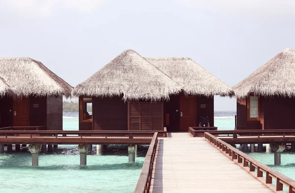Moradias aquáticas na ilha caribenha tropical nas Maldivas — Fotografia de Stock