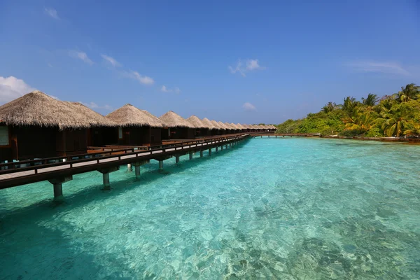 Νερό βίλες σε τροπικό νησί της Καραϊβικής στις Μαλδίβες — Φωτογραφία Αρχείου