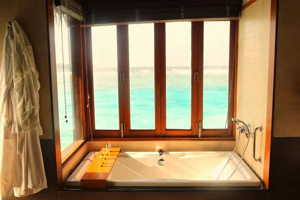 Όμορφη μπανιέρα με θέα τροπική παραλία και Ωκεανό στις Μαλδίβες — Φωτογραφία Αρχείου