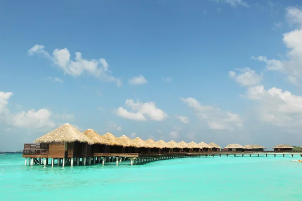 Villas aquatiques sur l'île tropicale des Caraïbes aux Maldives — Photo