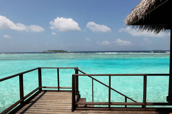 Water villa's op tropische Caribische eiland in de Maldiven — Stockfoto