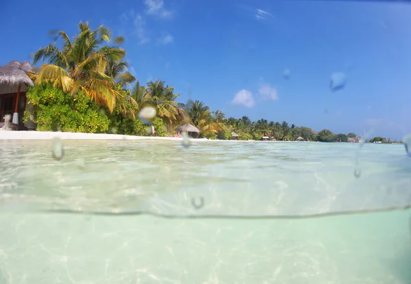 Water villa's op tropische Caribische eiland in de Maldiven — Stockfoto