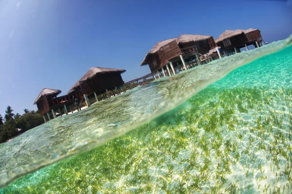 Moradias aquáticas na ilha caribenha tropical nas Maldivas — Fotografia de Stock