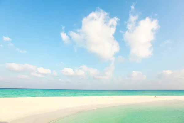 Bela vista de areia de praia tropical e palmeiras em Maldivas — Fotografia de Stock