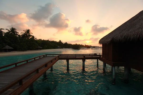 Water villa's op tropische Caribische eiland in de Maldiven — Stockfoto