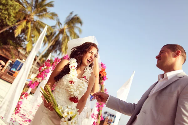 Hermosos novios casándose en la isla tropical de Maldivas — Foto de Stock