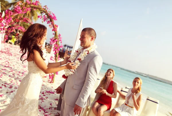 Прекрасные жених и невеста женятся на тропическом острове Мальдивы — стоковое фото