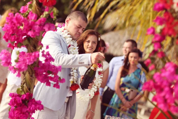 Beautiful bride and groom getting married on tropic island of Maldives — Stock Photo, Image