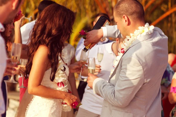 Beautiful bride and groom getting married on tropic island of Maldives — Stock Photo, Image