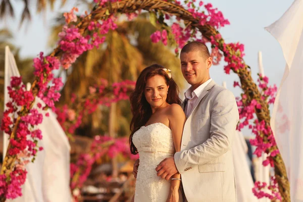 Bellissimi sposi che si sposano sull'isola tropicale delle Maldive — Foto Stock