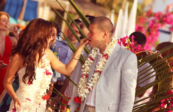 Bellissimi sposi che si sposano sull'isola tropicale delle Maldive — Foto Stock