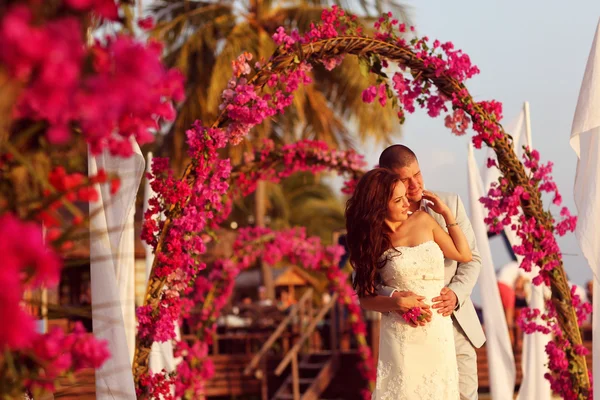 Hermosos novios casándose en la isla tropical de Maldivas — Foto de Stock