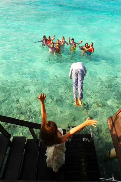 Belle mariée et marié se marier sur l'île tropique des Maldives — Photo