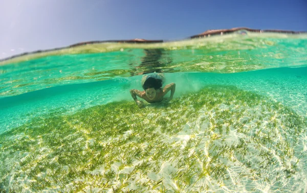 年轻貌美的女性穿着潜水在马尔代夫群岛附近的海洋 — 图库照片