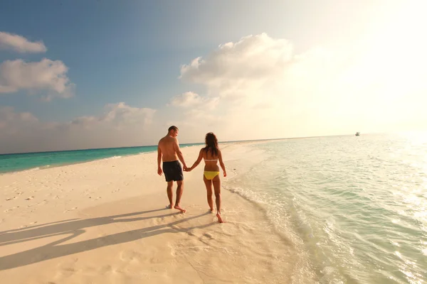 Hermosa pareja hablando de un largo paseo cerca del océano —  Fotos de Stock