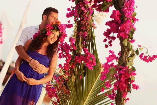 Beau couple en lune de miel dans l'île tropicale des Maldives — Photo