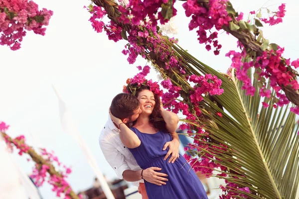 Hermosa pareja en su luna de miel en la isla tropical de Maldivas —  Fotos de Stock