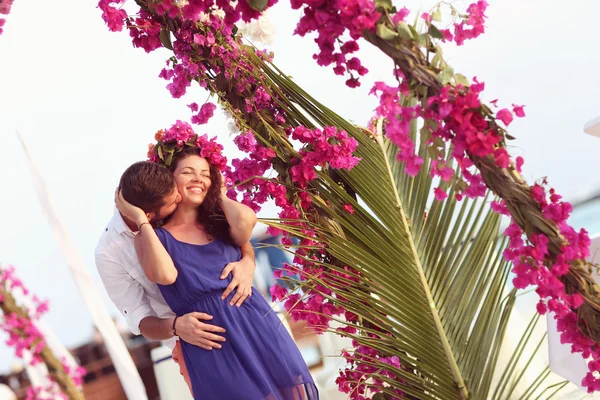 Beau couple en lune de miel dans l'île tropicale des Maldives — Photo