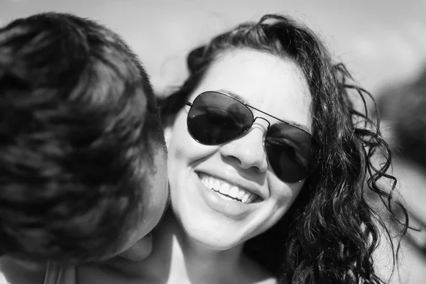 Belo casal em sua lua de mel na ilha tropical de Maldivas — Fotografia de Stock