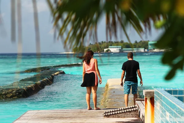 Schönes Paar auf Hochzeitsreise auf tropischer Insel der Malediven — Stockfoto