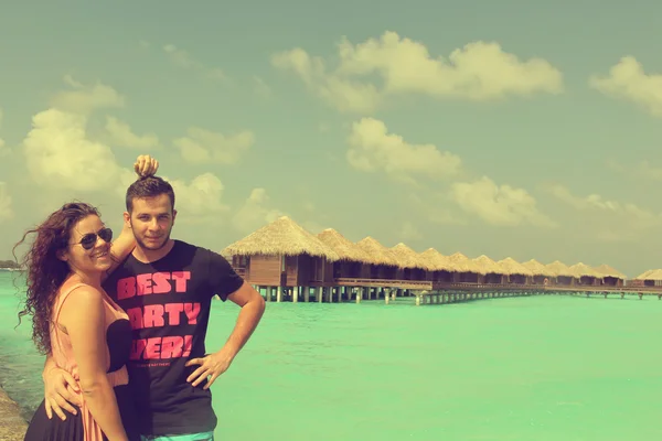 Beau couple en lune de miel dans l'île tropicale des Maldives — Photo