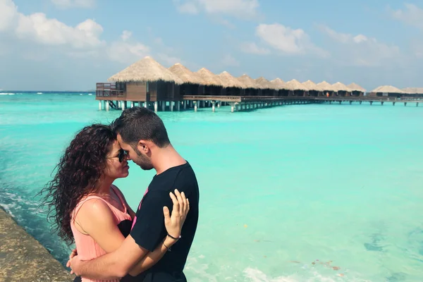 Hermosa pareja en su luna de miel en la isla tropical de Maldivas —  Fotos de Stock