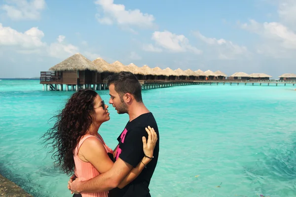 Hermosa pareja en su luna de miel en la isla tropical de Maldivas —  Fotos de Stock