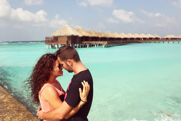 Hermosa pareja en su luna de miel en la isla tropical de Maldivas —  Fotos de Stock