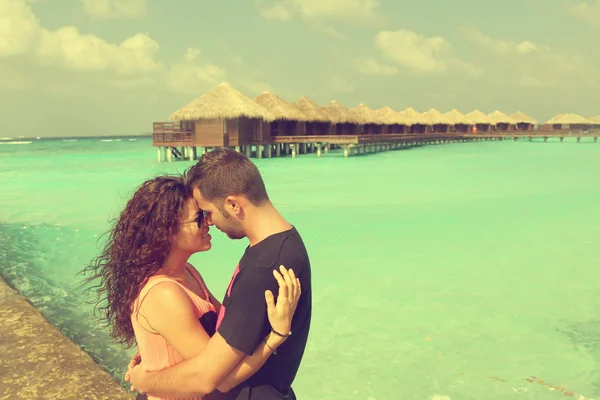 Прекрасная пара в медовый месяц на тропическом острове Мальдивы — стоковое фото