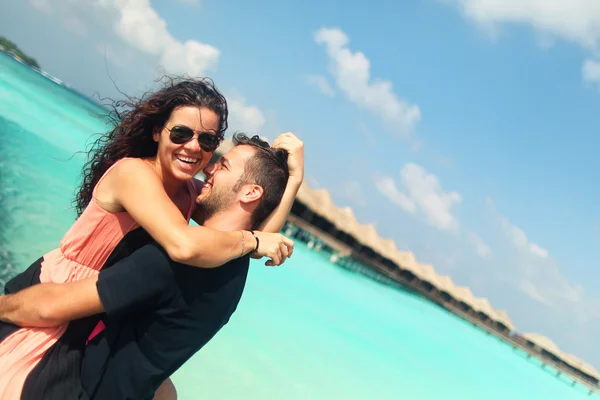 Belo casal em sua lua de mel na ilha tropical de Maldivas — Fotografia de Stock